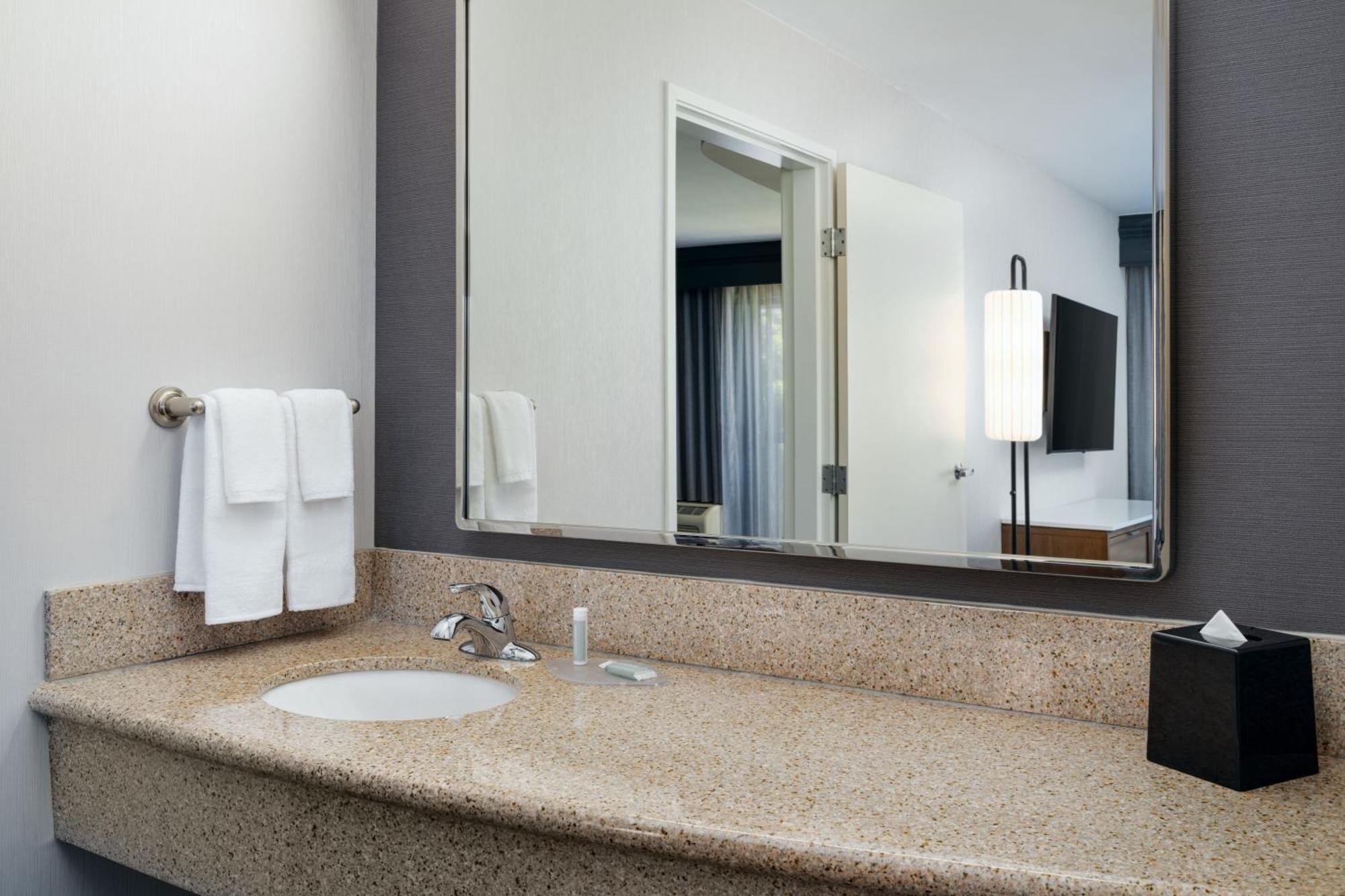 Hotel Courtyard By Marriott Kingston Exteriér fotografie